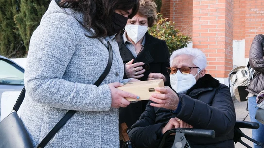 Acto de entrega de los restos de Jesús Barriopedro a su hermana María Acto de entrega de los restos de Jesús Barriopedro a su hermana María