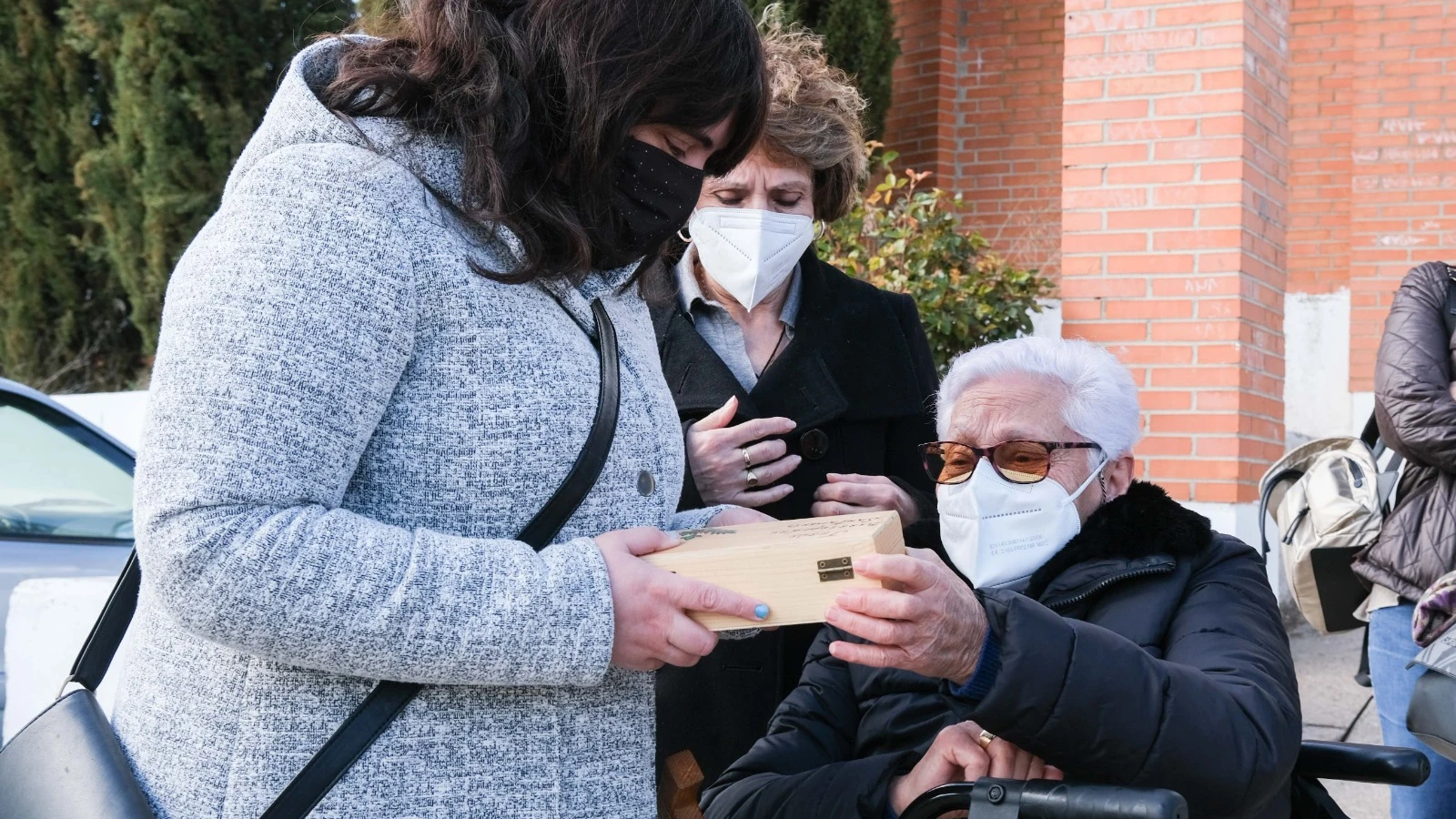 Acto de entrega de los restos de Jesús Barriopedro a su hermana María