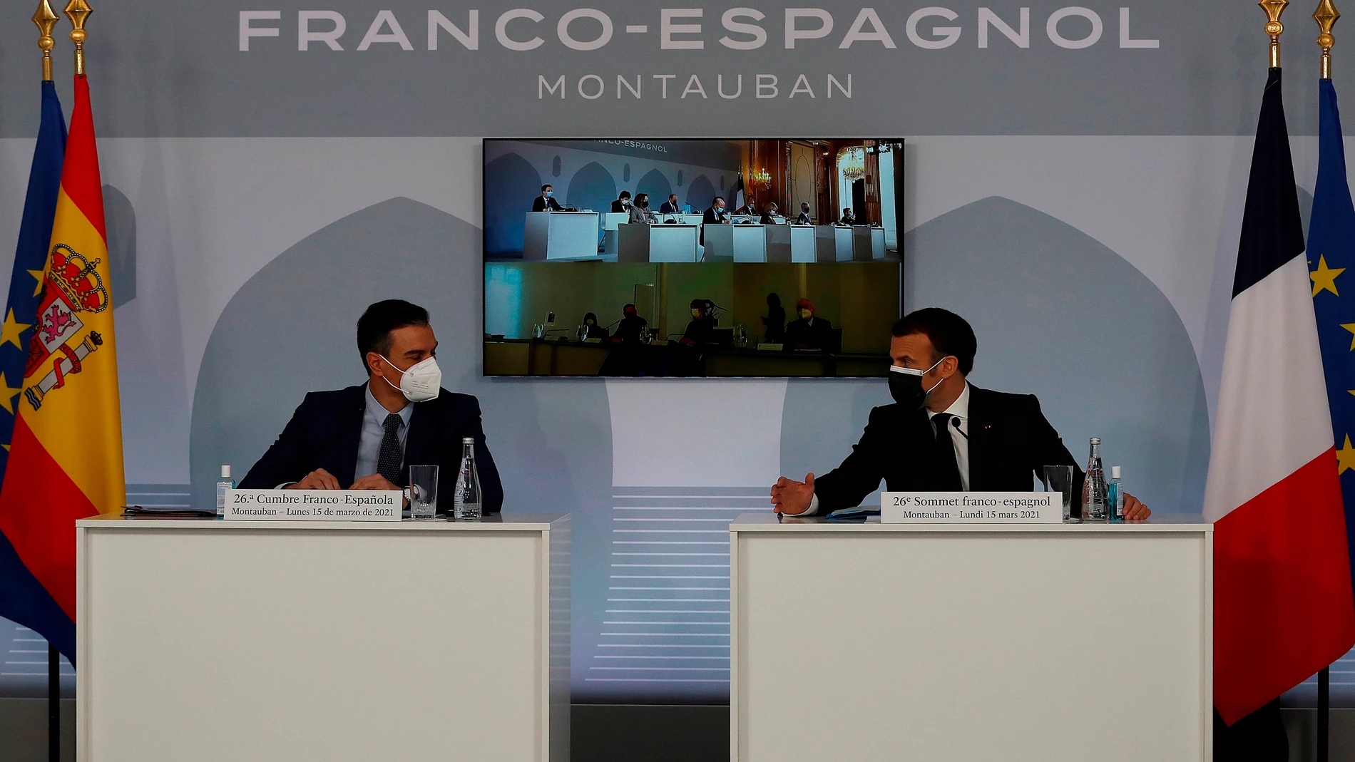 Pedro Sánchez y Emmanuel Macron, durante la sesión plenaria de la XXVI Cumbre bilateral francoespañola que se ha realizado por videoconferencia en la Prefectura de Tarn-et-Garonne, en la localidad francesa de Montauban.