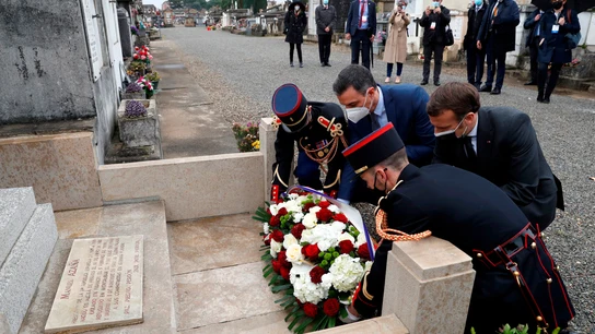 El presidente del Gobierno, Pedro Sánchez, y el presidente francés, Emmanuel Macron, en la ofrenda floral en la tumba de Azaña. El presidente del Gobierno, Pedro Sánchez, y el presidente francés, Emmanuel Macron, en la ofrenda floral en la tumba de Azaña.