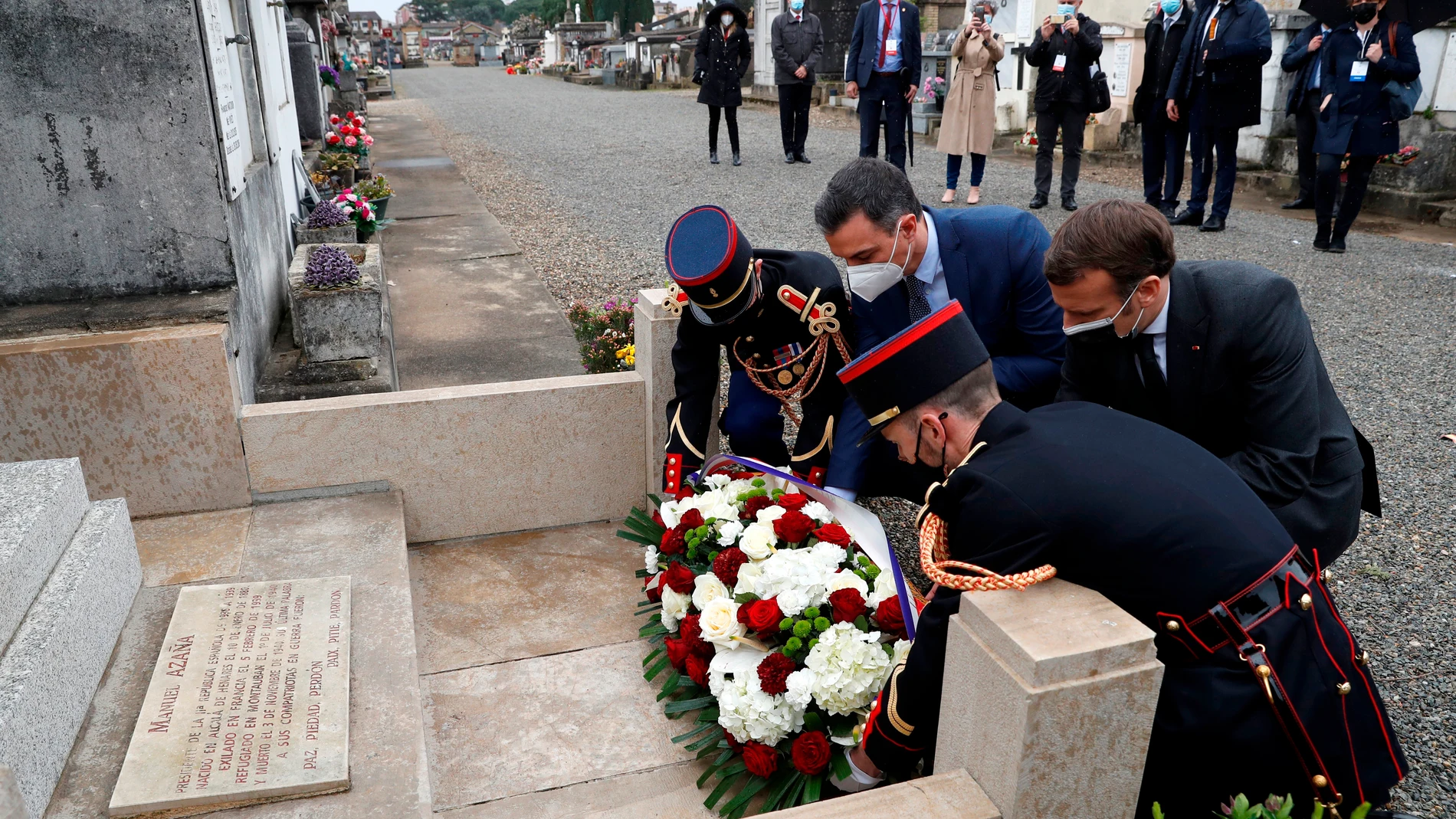 El presidente del Gobierno, Pedro Sánchez, y el presidente francés, Emmanuel Macron, en la ofrenda floral en la tumba de Azaña.