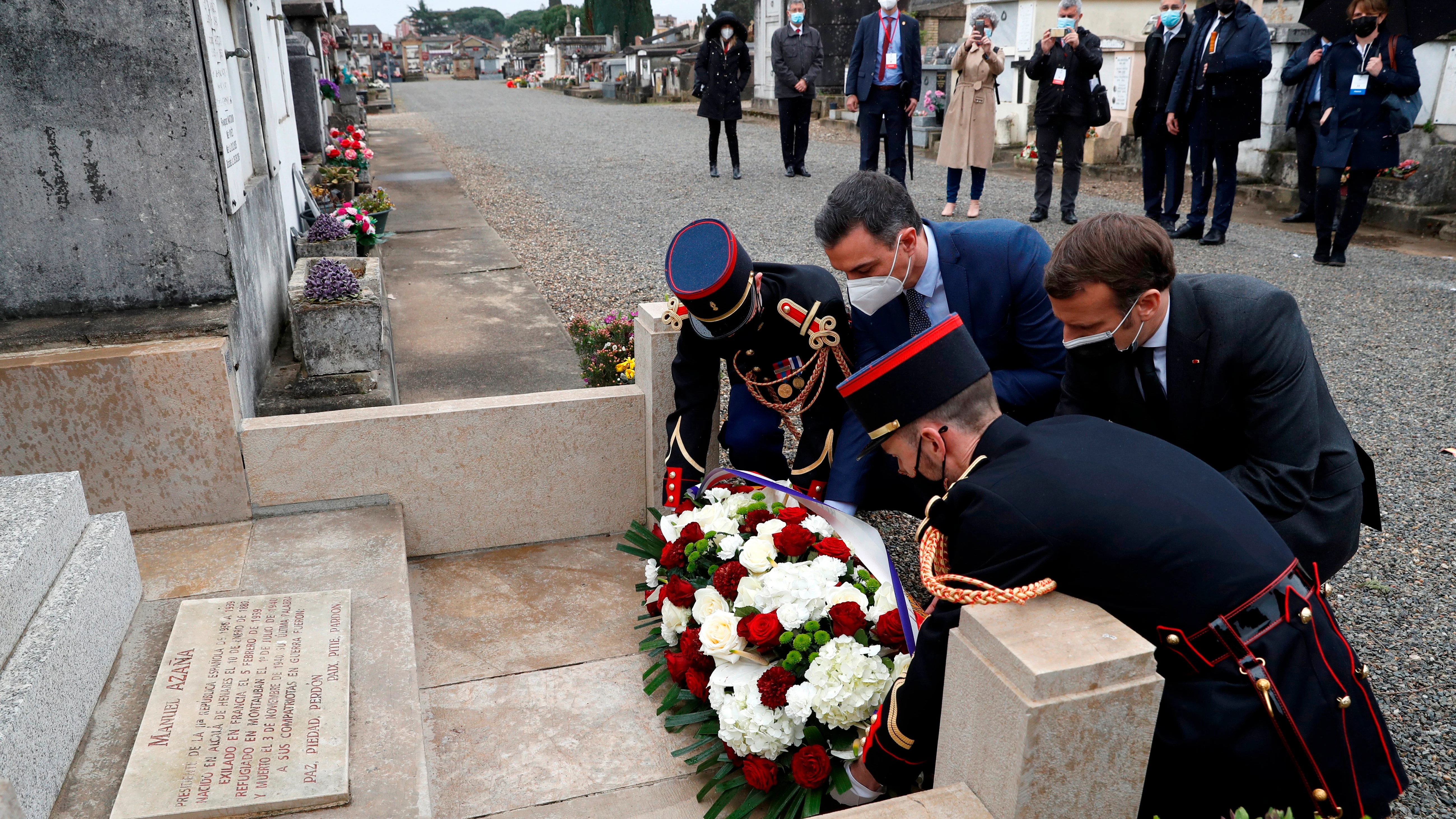 El presidente del Gobierno, Pedro Sánchez, y el presidente francés, Emmanuel Macron, en la ofrenda floral en la tumba de Azaña.