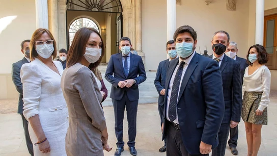 El presidente de Murcia Fernando López Miras, este sábado, tras la toma de posesión de los nuevos consejeros de Ciudadanos El presidente de Murcia Fernando López Miras, este sábado, tras la toma de posesión de los nuevos consejeros de Ciudadanos
