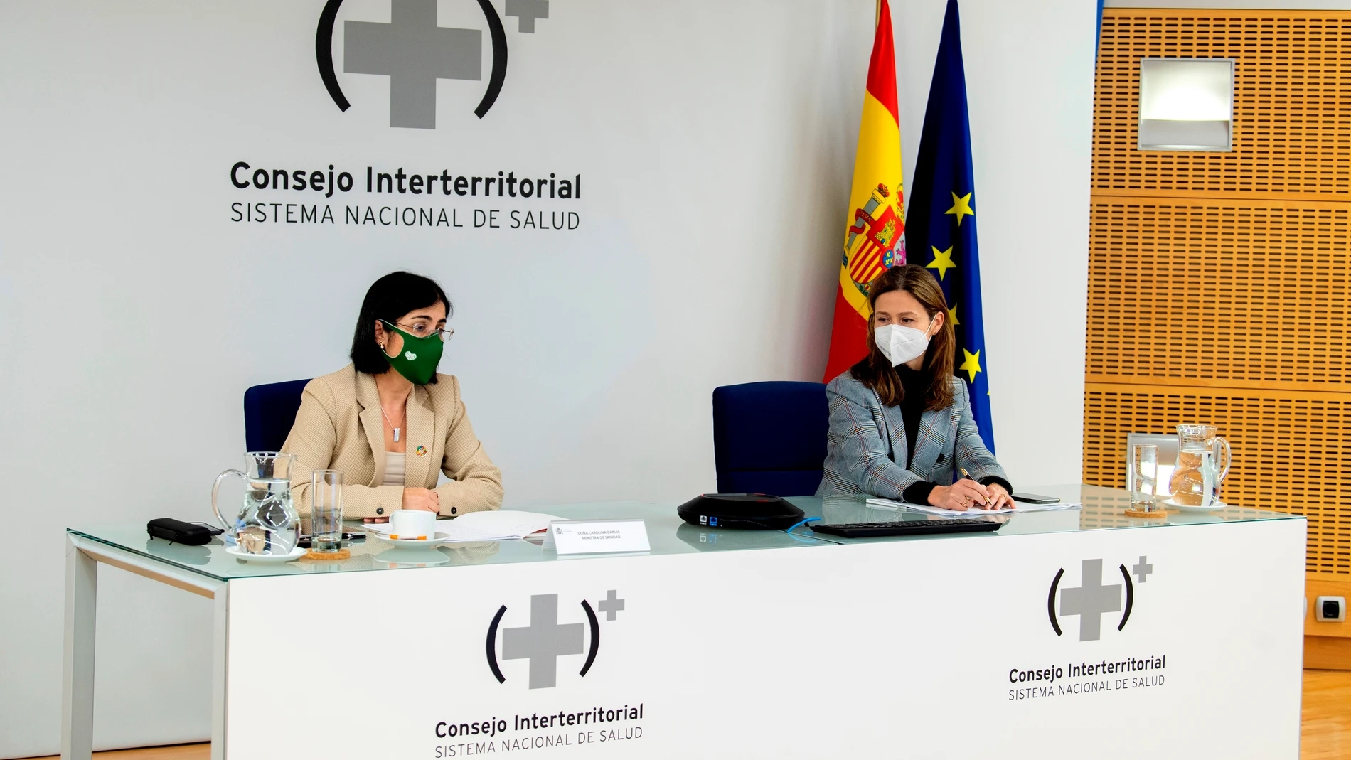 La ministra de Sanidad, Carolina Darias, y María Jesús Lamas, directora de la Agencia Española de Medicamentos