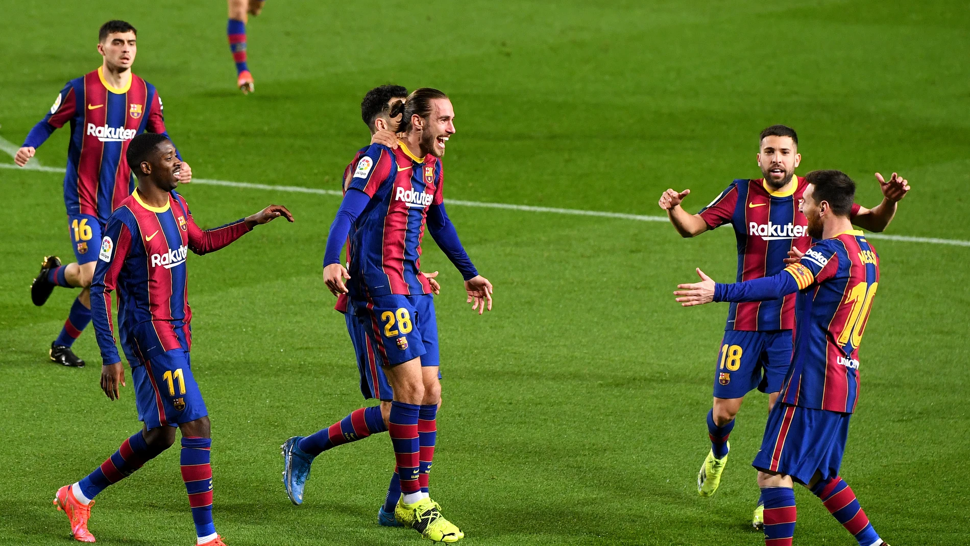 Los jugadores del Barça celebran el primer tanto de Messi frente al Huesca