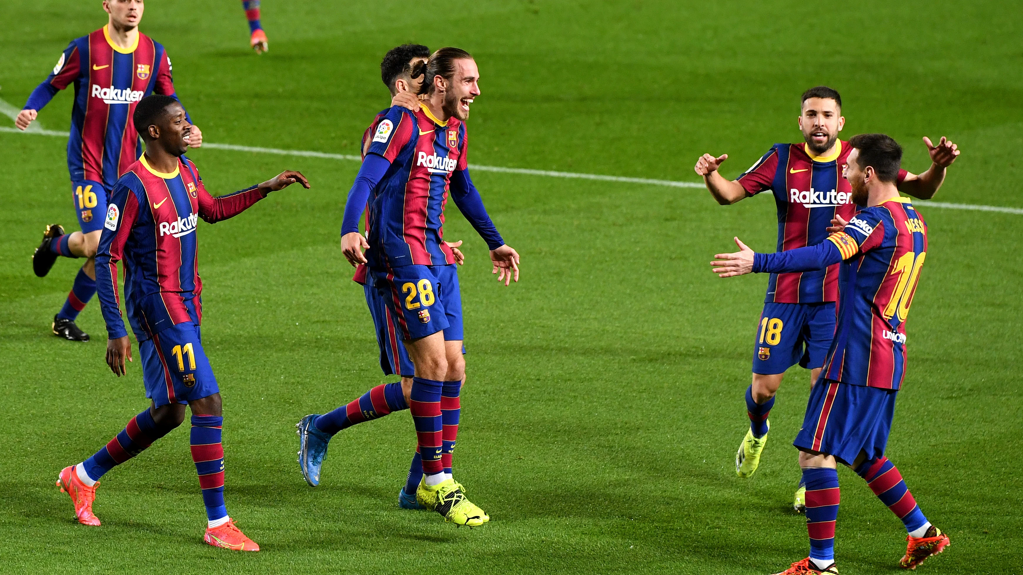 Los jugadores del Barça celebran el primer tanto de Messi frente al Huesca