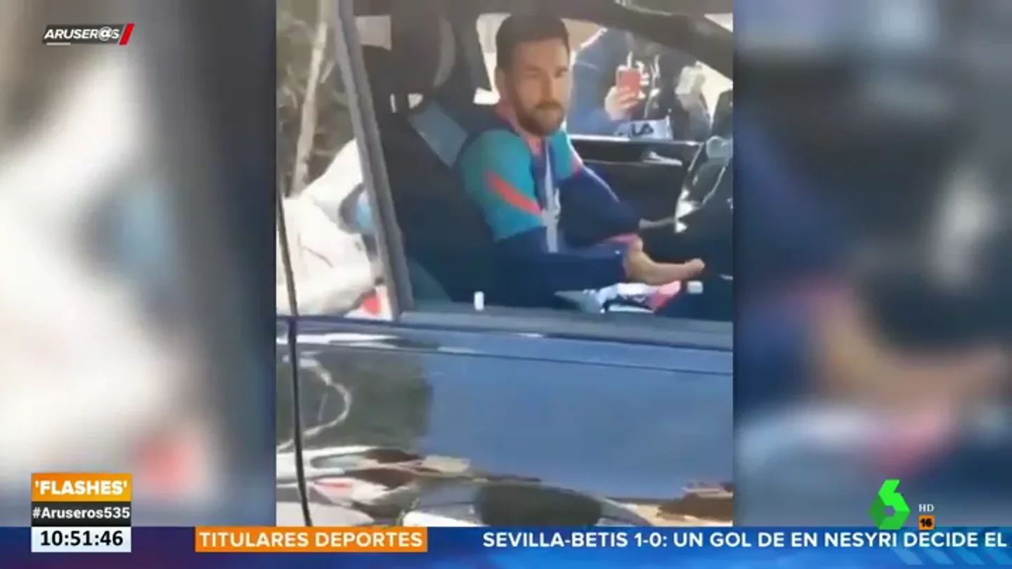 Messi estalla contra unos aficionados por grabarle cada vez que sale de la ciudad deportiva del Barça Messi estalla contra unos aficionados por grabarle cada vez que sale de la ciudad deportiva del Barça