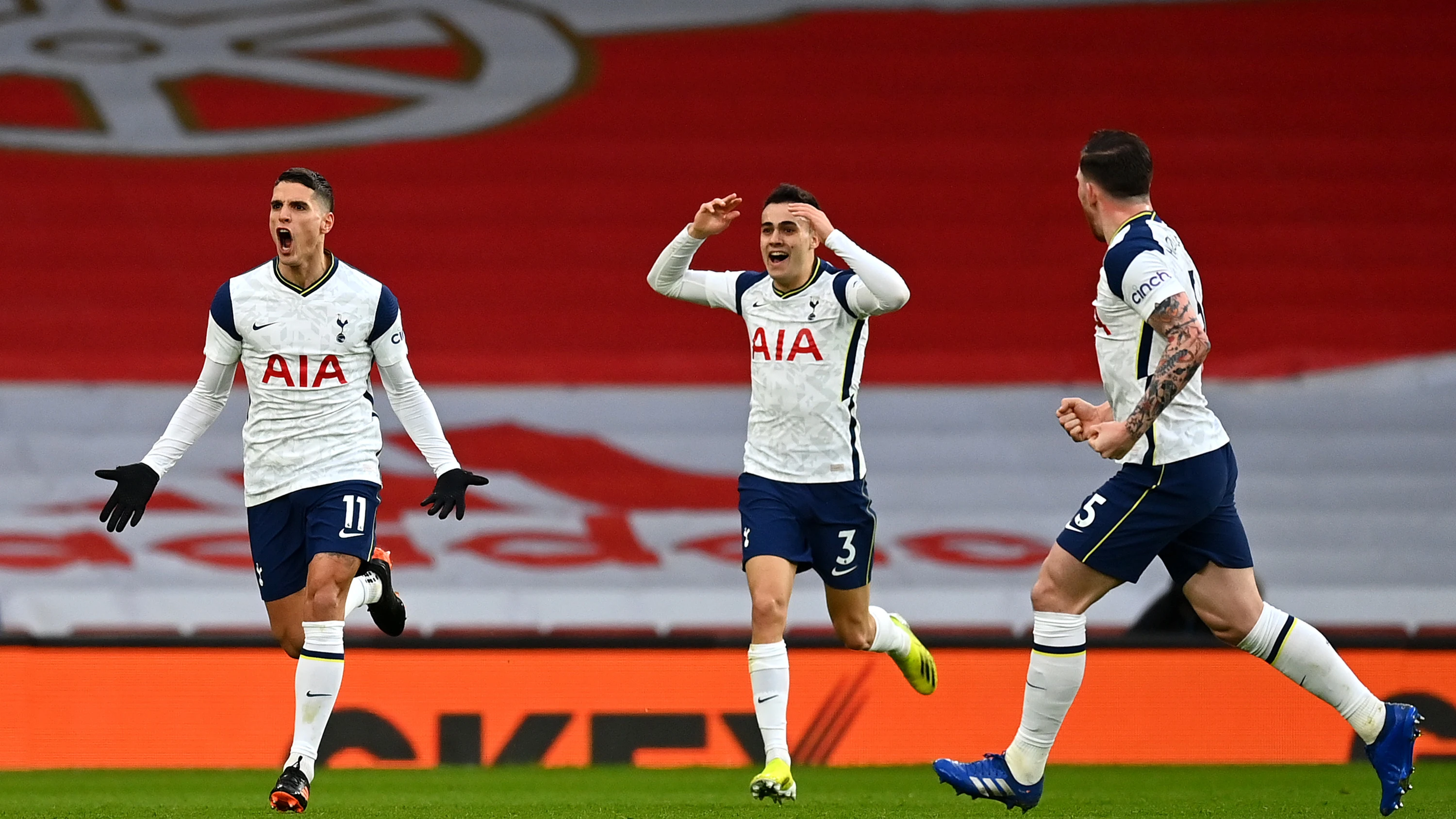 Sergio Reguilón se lleva las manos a la cabeza tras el gol de rabona de Lamela