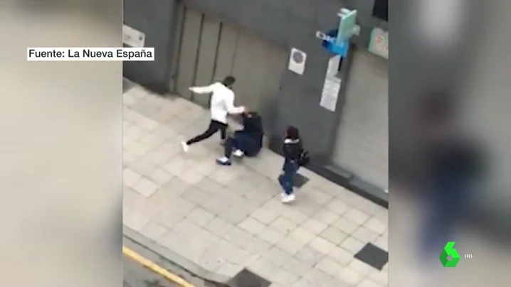 Un maltratador agrede brutalmente a un hombre al pensar que estaba llamando a la Policía