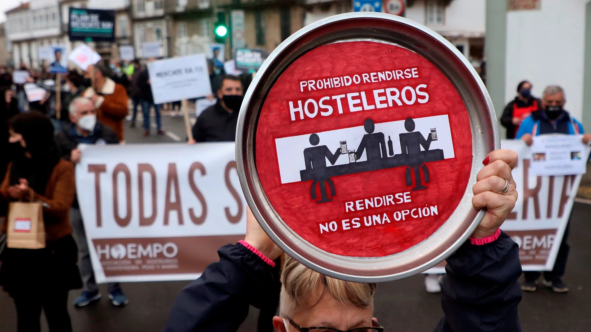 Hosteleros, comerciantes y agencias de viajes gallegas salen a las calles de Santiago de Compostela para pedir un plan de rescate real.