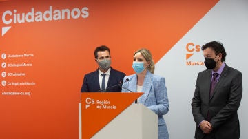 El vicealcalde de Murcia, Mario Gómez; junto a la líder regional, Ana Martínez Vidal.
