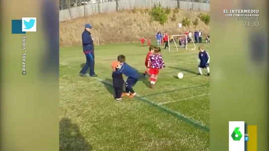El tierno abrazo de un niño a su hermano pequeño en pleno partido de fútbol El tierno abrazo de un niño a su hermano pequeño en pleno partido de fútbol