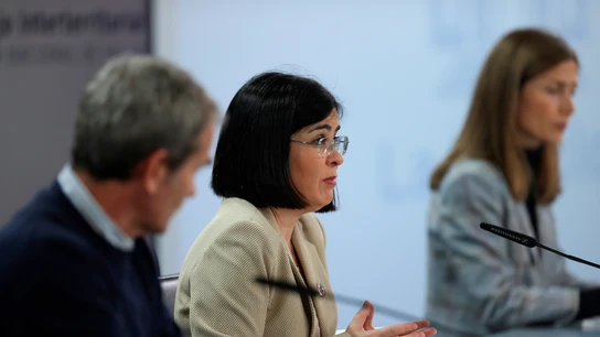 Carolina Darias, junto a Fernando Simón y María Jesús Lamas Sanidad pide "tranquilidad" tras suspender la vacunación con AstraZeneca: "Es altamente improbable tener efectos adversos graves"