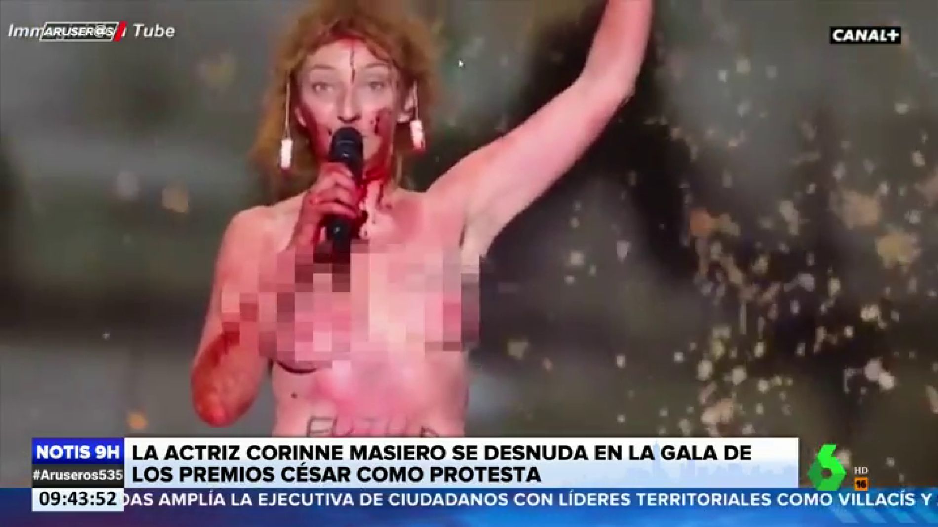 La actriz Corinne Masieros se desnuda en los Premios César en protesta contra el cierre de imagen