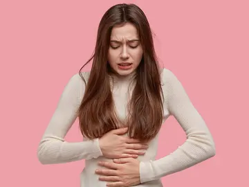 mujer con dolor en la tripa mujer con dolor en la tripa