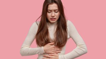 mujer con dolor en la tripa