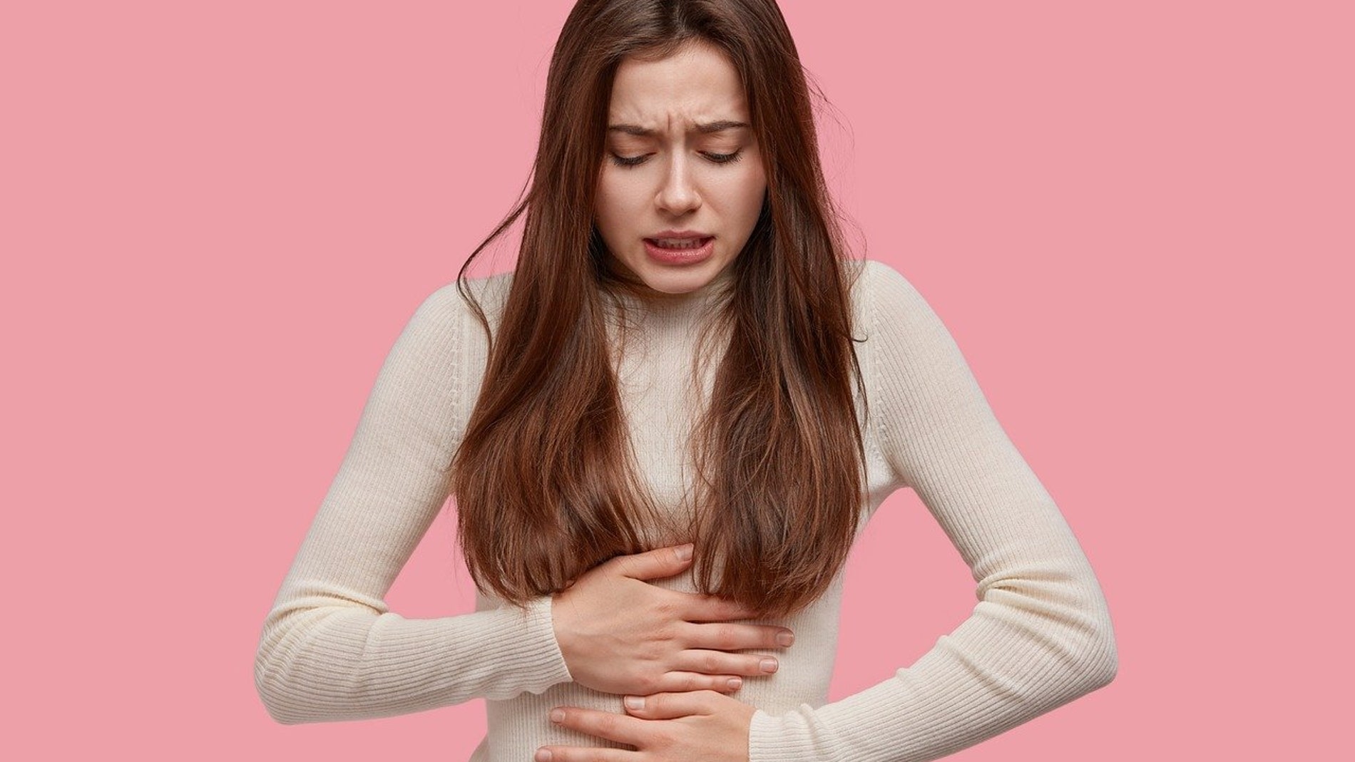 mujer con dolor en la tripa