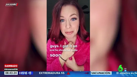 Intenta sorprender a su pareja con un striptease y se encuentra con su suegro en el salón Intenta sorprender a su pareja con un striptease y se encuentra con su suegro en el salón