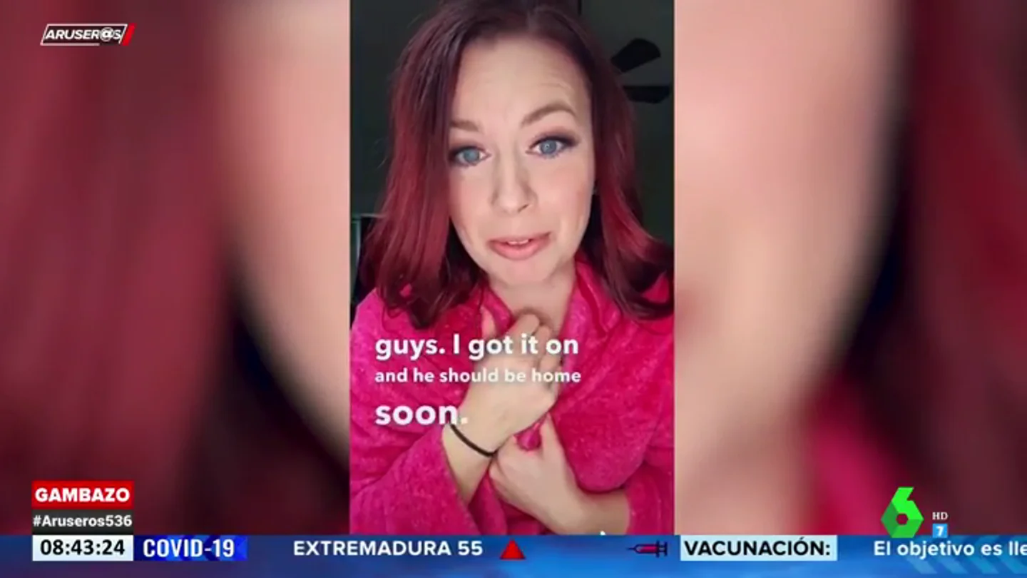Intenta sorprender a su pareja con un striptease y se encuentra con su suegro en el salón Intenta sorprender a su pareja con un striptease y se encuentra con su suegro en el salón