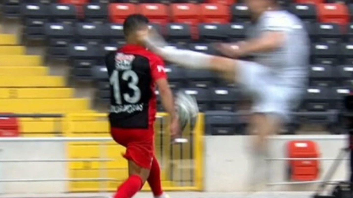 Brutal patada en la liga turca Brutal patada en la liga turca
