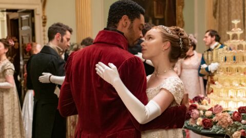 Phoebe Dynevor y Regé-Jean Page como Daphne y Simon Basset en Los Bridgerton