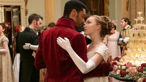 Phoebe Dynevor y Regé-Jean Page como Daphne y Simon Basset en Los Bridgerton Phoebe Dynevor y Regé-Jean Page como Daphne y Simon Basset en Los Bridgerton