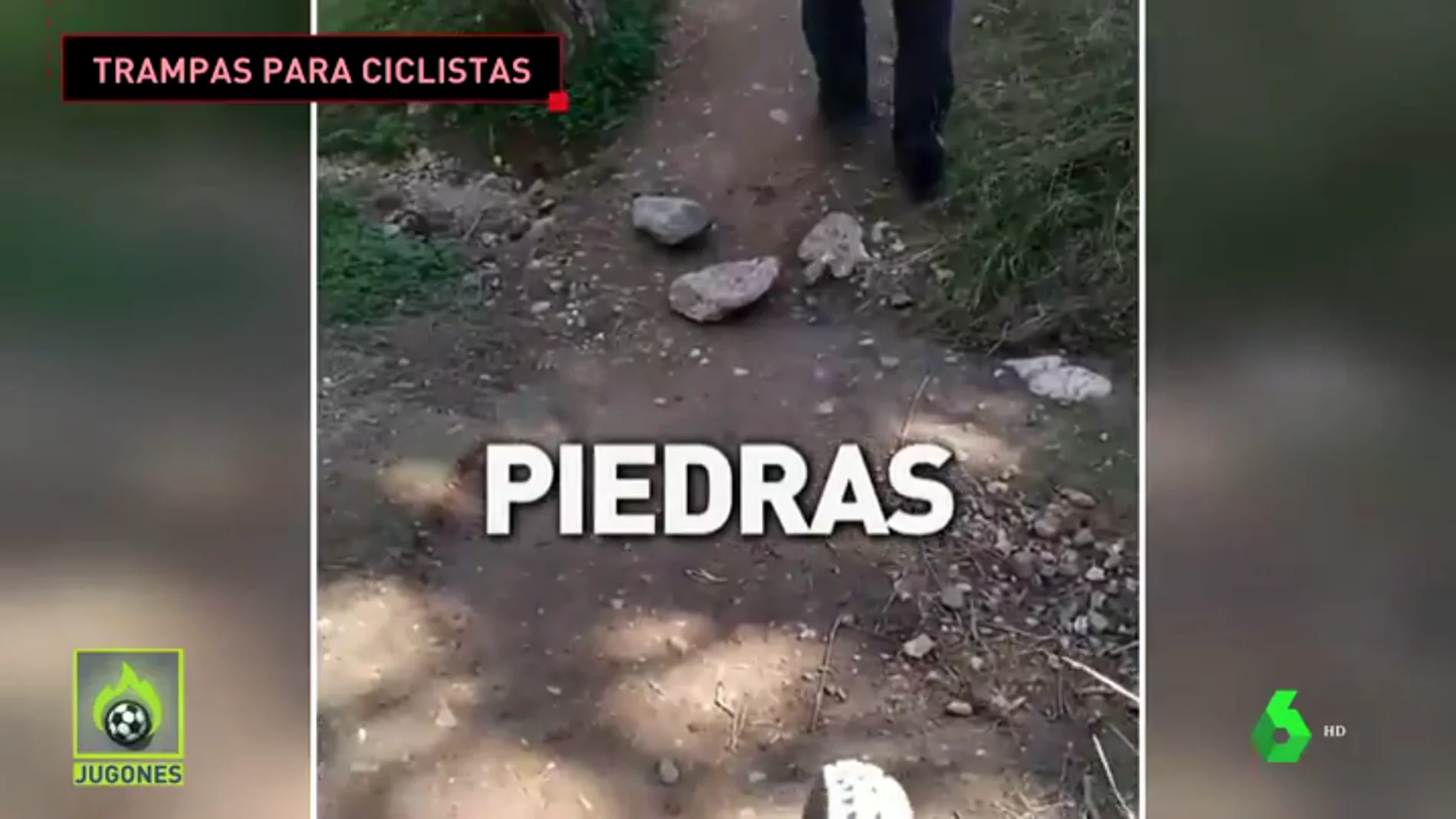 Un ciclista 'caza' a un hombre poniendo piedras en un camino