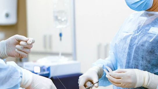 Médicos durante una cirugía. Médicos durante una cirugía.