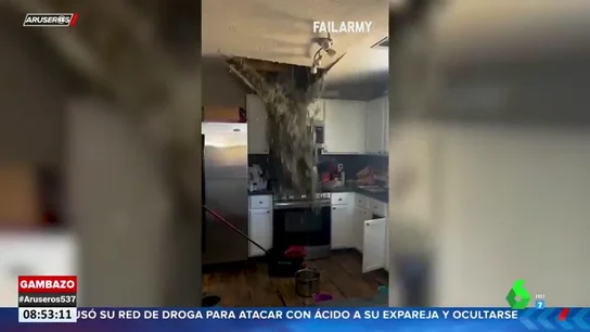 El momento en el que la lluvia revienta una tubería y todos los residuos del baño caen sobre la cocina El momento en el que la lluvia revienta una tubería y todos los residuos del baño caen sobre la cocina