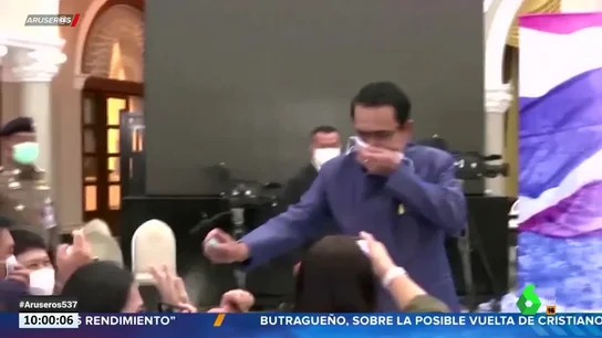 El primer ministro de Tailandia interrumpe una rueda de prensa para rociar con alcohol a los periodistas El primer ministro de Tailandia interrumpe una rueda de prensa para rociar con alcohol a los periodistas