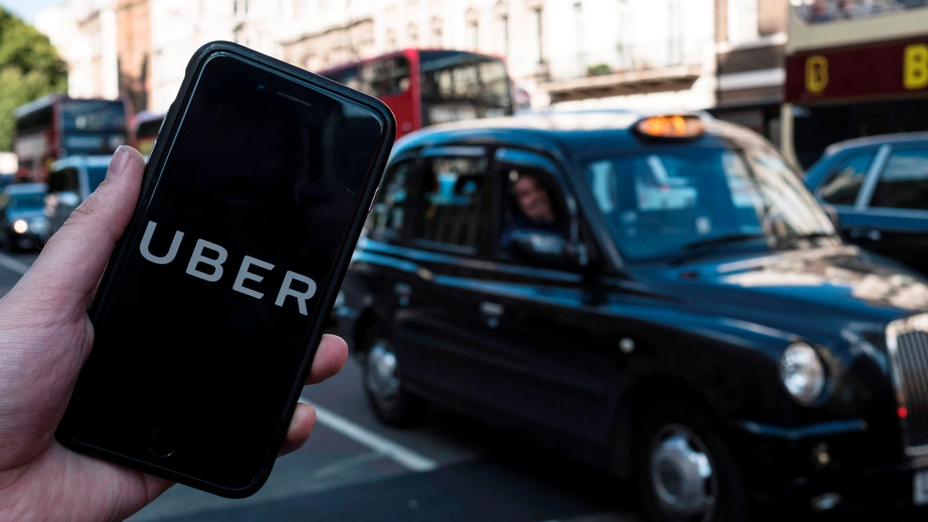 En la imagen, la aplicación de Uber en un teléfono móvil en Londres