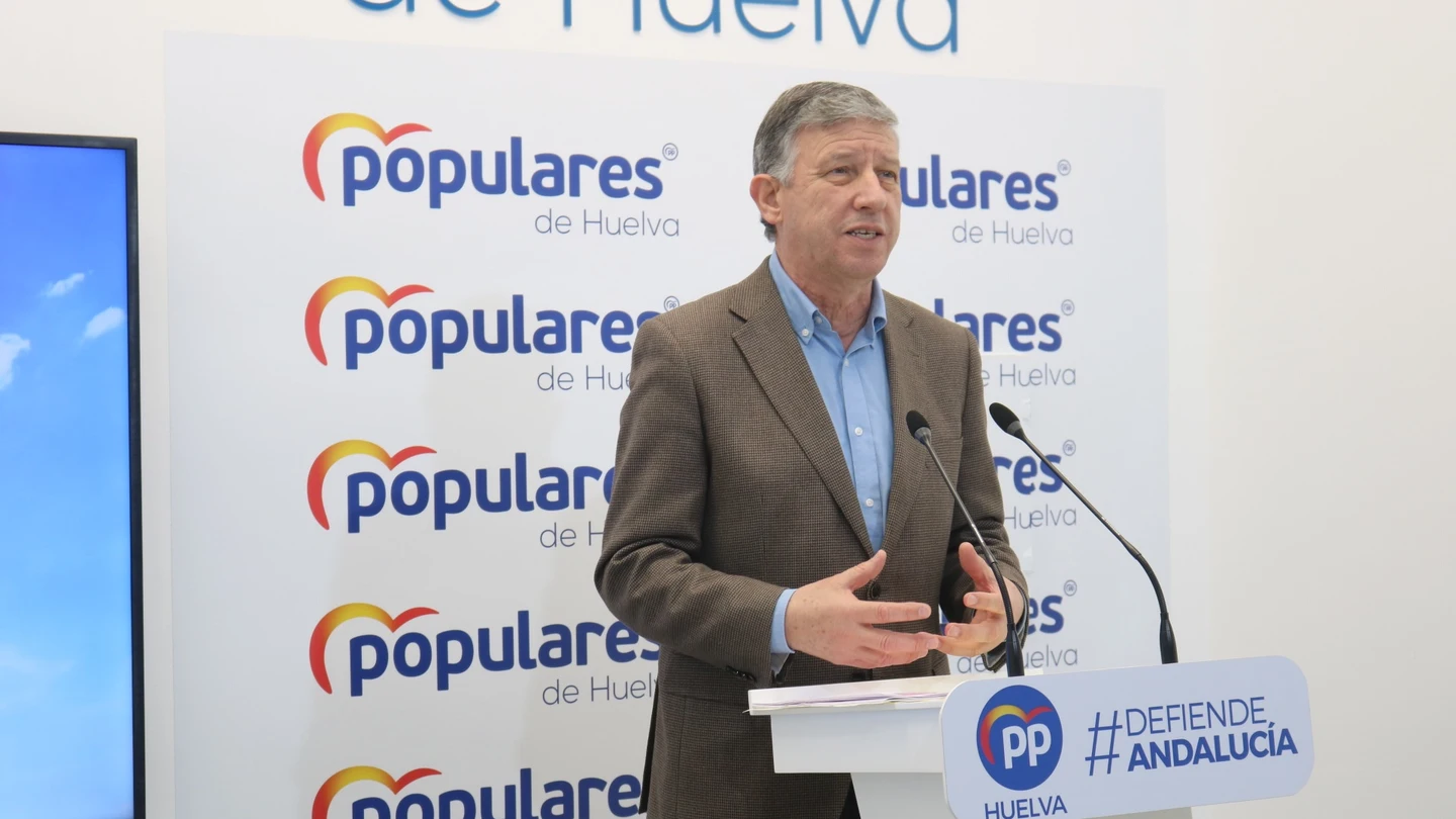 Carmelo Romero, diputado del PP por Huelva, en una rueda de prensa Carmelo Romero disculpas