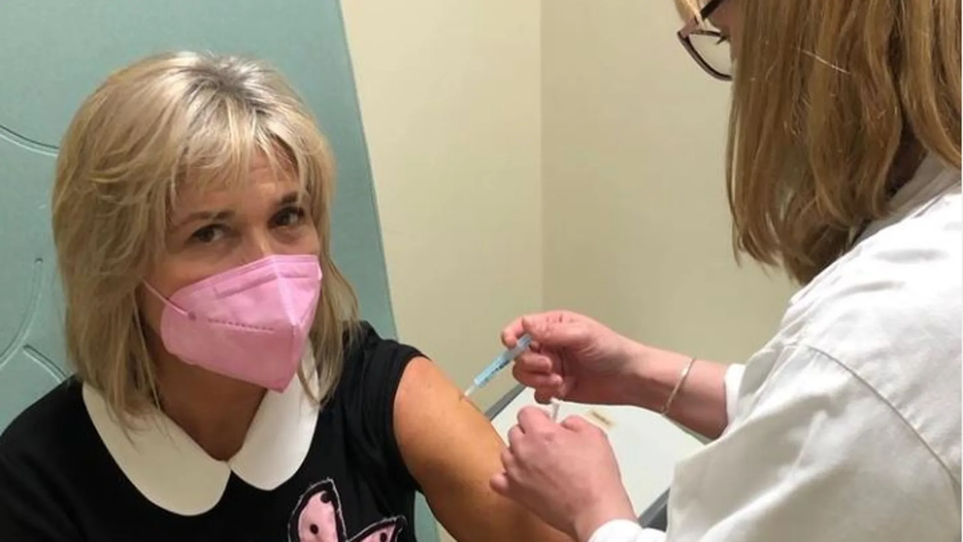 Julia Otero se vacuna contra el coronavirus