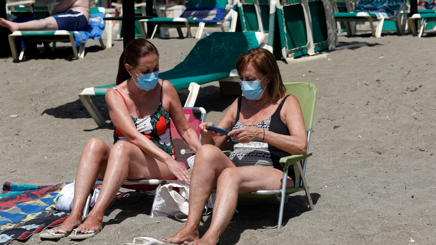 Dos mujeres con mascarillas en la playa de La Malagueta. En Málaga (Andalucía, España) Mascarillas obligatorias
