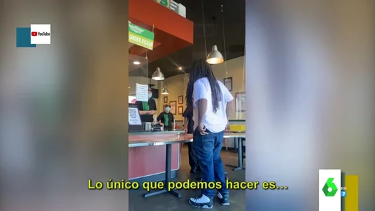 La agresiva reacción de un cliente de un restaurante de comida rápida tras cobrarle más por su pedido La agresiva reacción de un cliente de un restaurante de comida rápida tras cobrarle más por su pedido