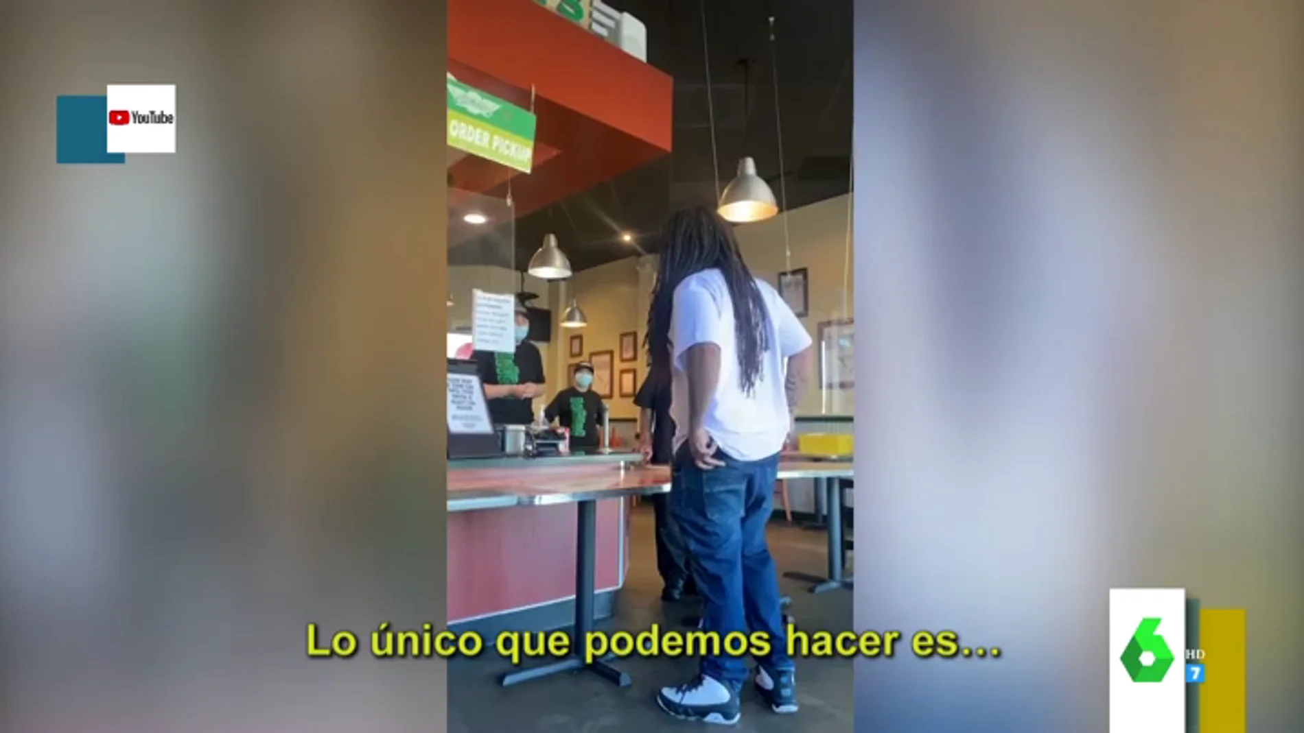 La agresiva reacción de un cliente de un restaurante de comida rápida tras cobrarle más por su pedido