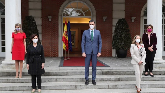 Pedro Sánchez posa en la Moncloa con las cuatro vicepresidentas del Gobierno Pedro Sánchez posa en la Moncloa con las cuatro vicepresidentas del Gobierno