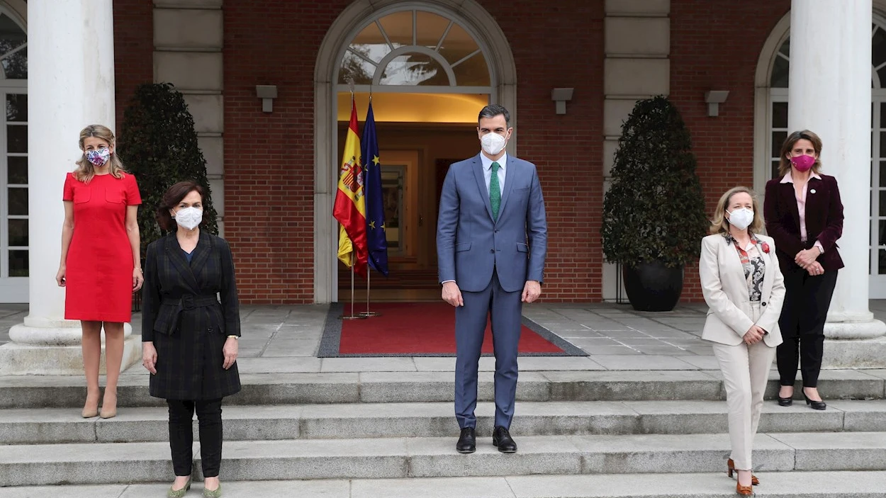 Pedro Sánchez posa en la Moncloa con las cuatro vicepresidentas del Gobierno