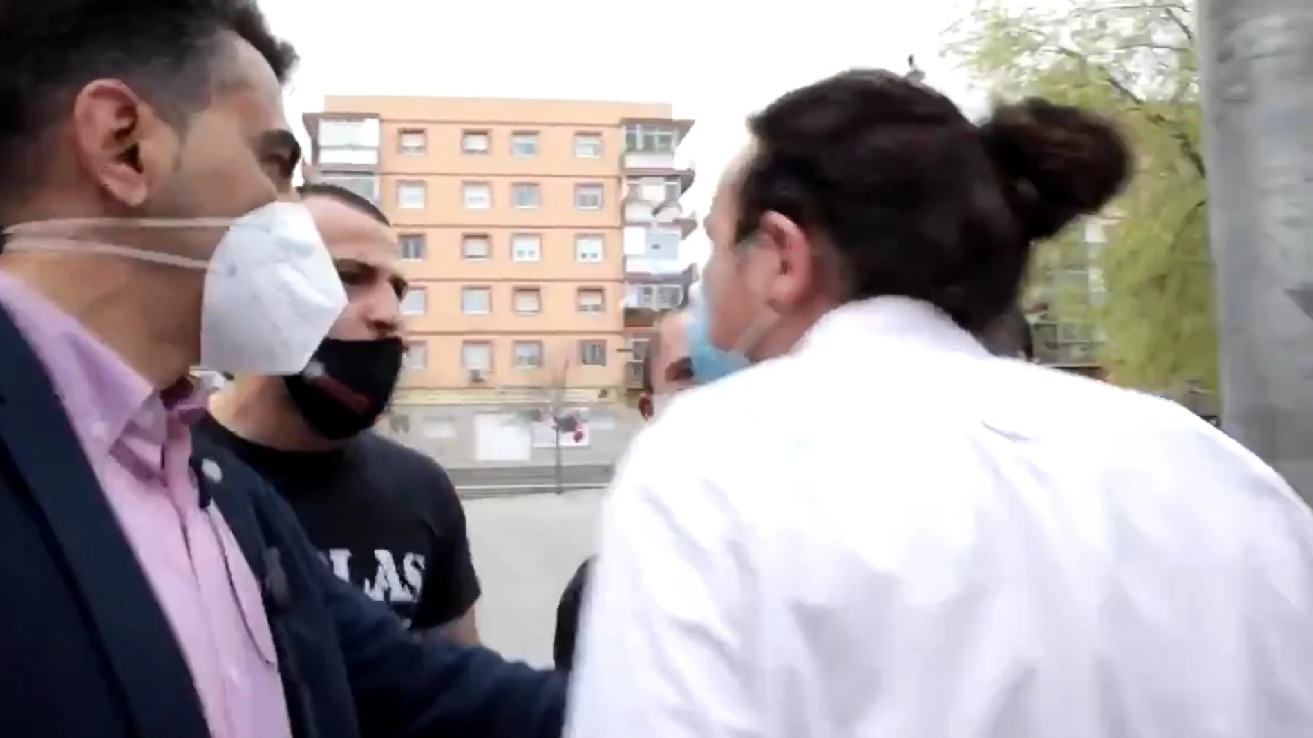 Pablo Iglesias se encara con un grupo de neonazis que le increparon durante un acto en Coslada