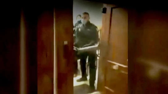 Policías irrumpen en una casa para frenar una fiesta ilegal Policías irrumpen en una casa para frenar una fiesta ilegal