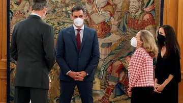 La ministra de Economía, Nadia Calviño, y la nueva ministra de Derechos Sociales, Ione Belarra, conversan con el rey Felipe VI y Pedro Sánchez