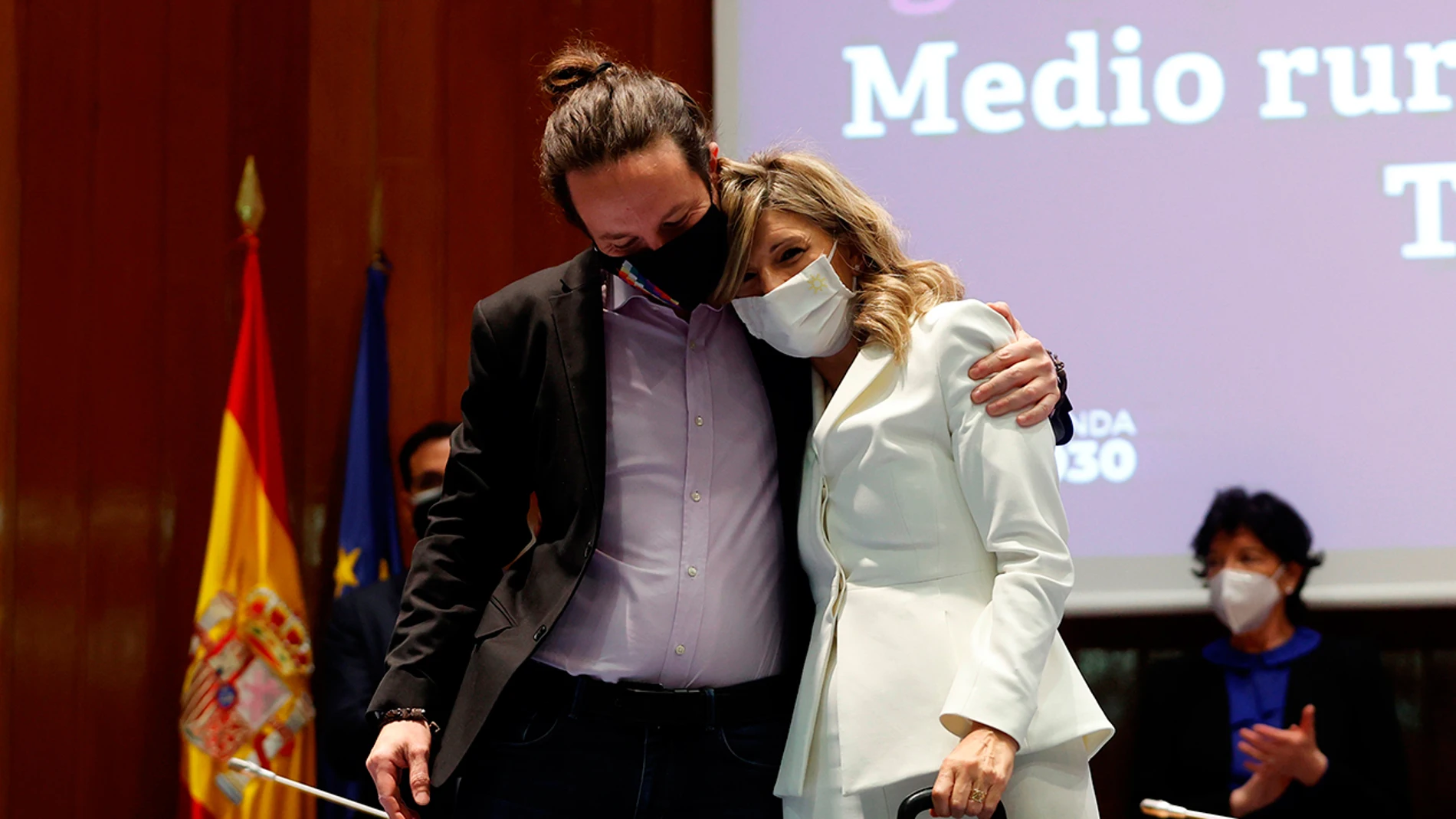 Pablo Iglesias abraza a Yolanda Díaz tras el traspaso de carteras