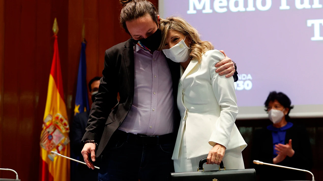 Pablo Iglesias abraza a Yolanda Díaz tras el traspaso de carteras