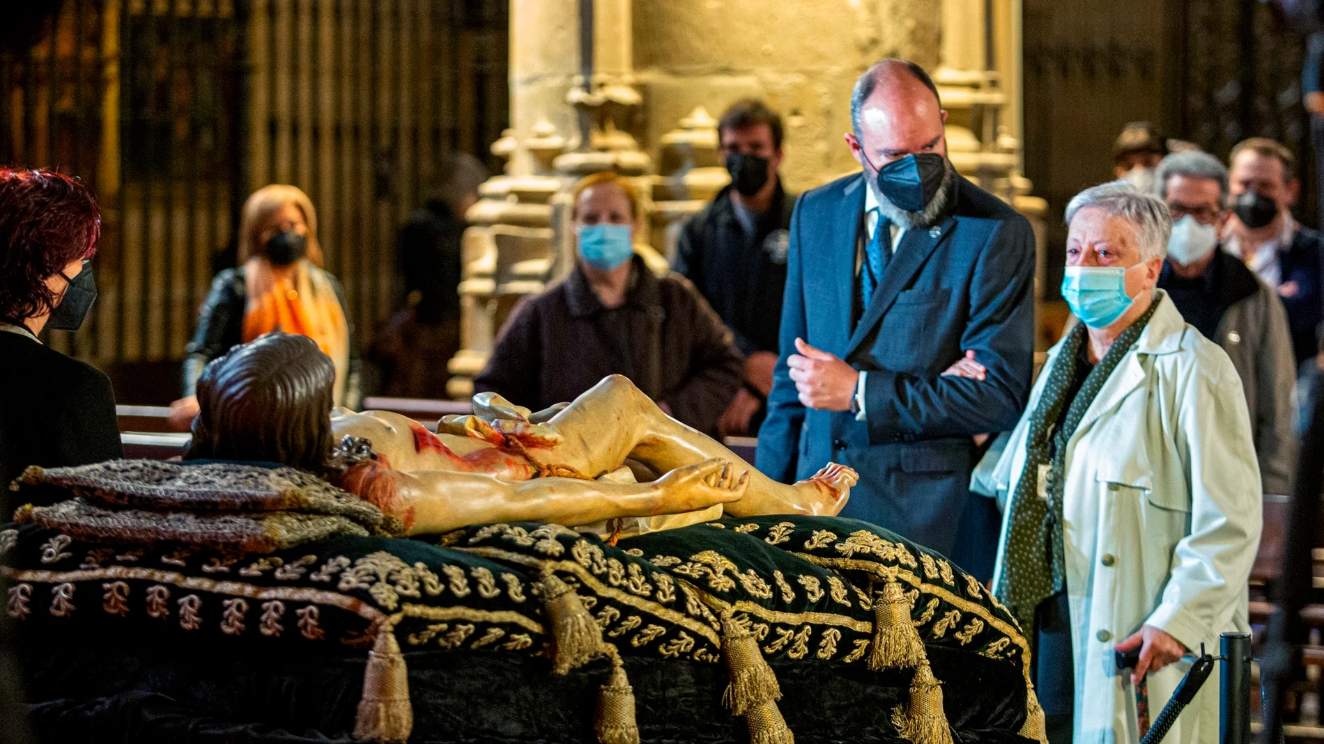 La Cofradía del Santo Sepulcro de Logroño ha sacado este miércoles la imagen del Cristo de la urna que lo custodia.