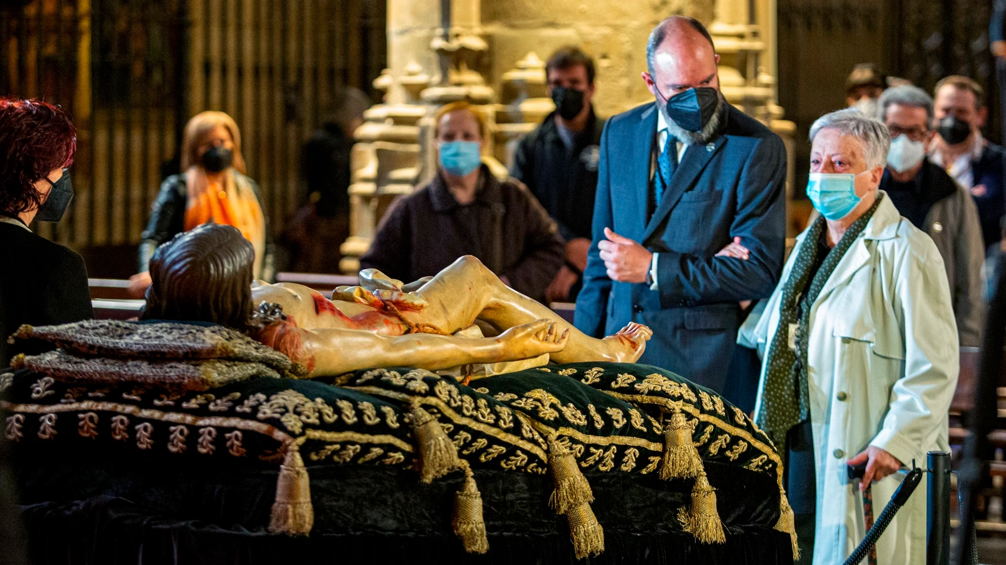 La Cofradía del Santo Sepulcro de Logroño ha sacado este miércoles la imagen del Cristo de la urna que lo custodia.