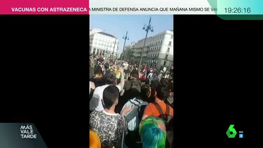 Irrumpen en una concentración por la visibilidad trans en la Puerta del Sol con insultos y saludos fascistas Irrumpen en una concentración por la visibilidad trans en la Puerta del Sol con insultos y saludos fascistas