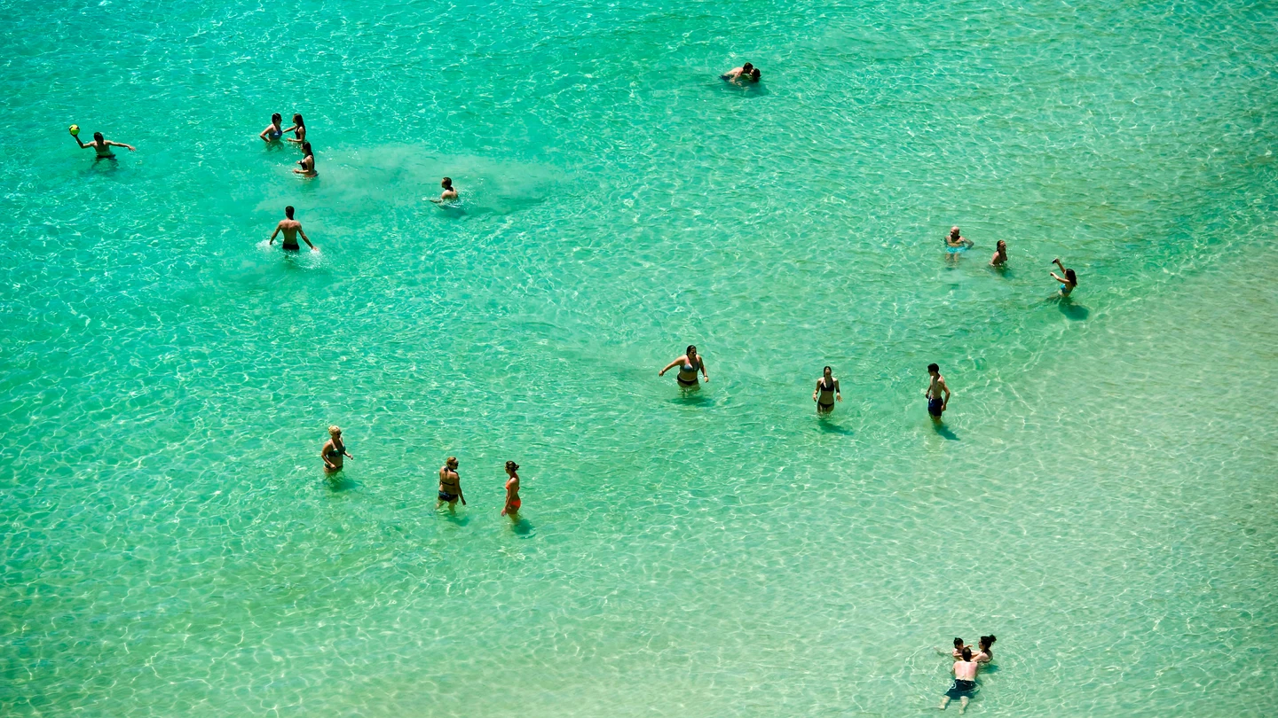 Varias personas se bañan en la playa de Cala en Porter (Alaior), en la costa sur de Menorca. Varias personas se bañan en la playa de Cala en Porter (Alaior), en la costa sur de Menorca.