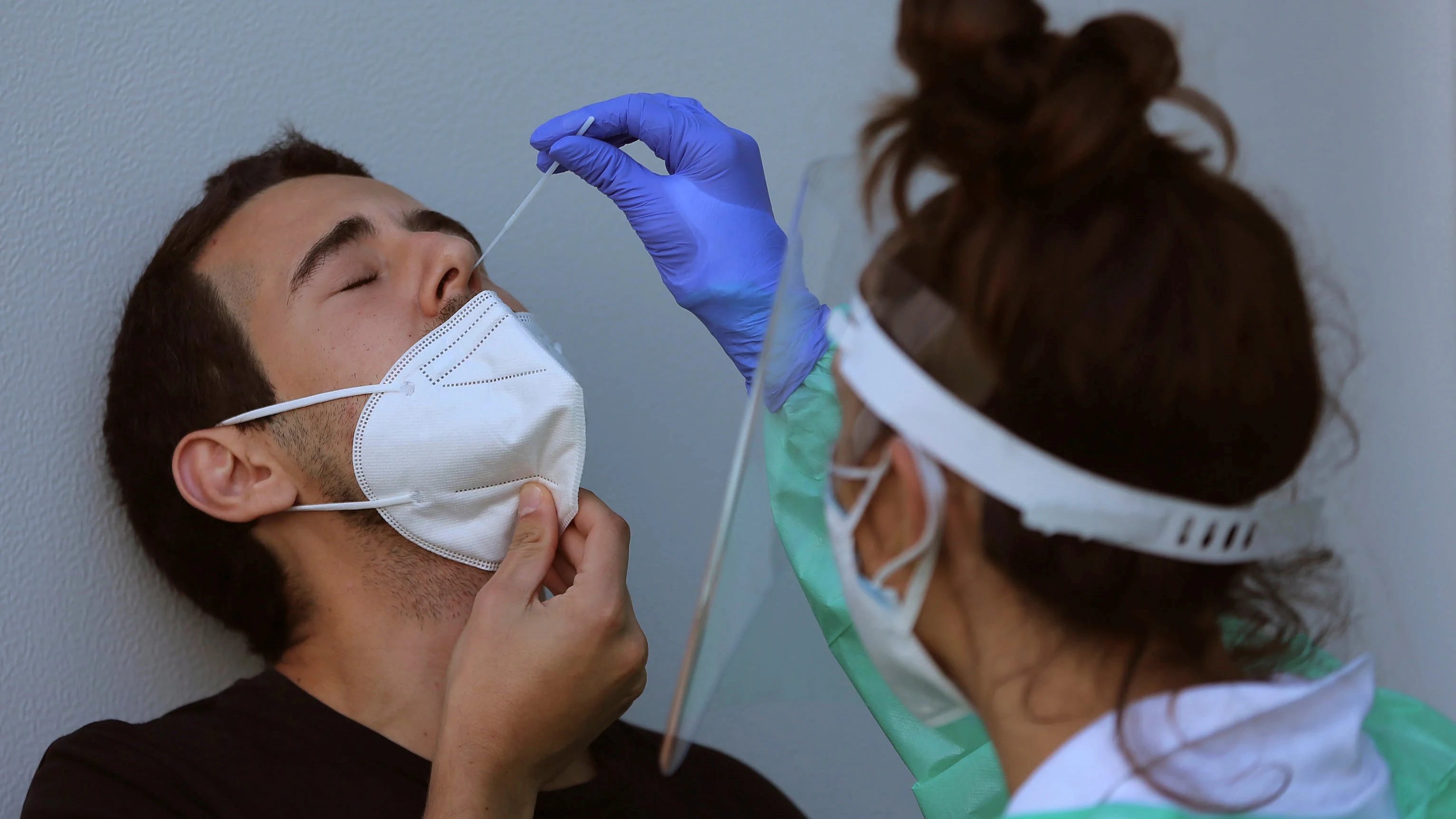 Personal sanitario realizando una PCR a una persona