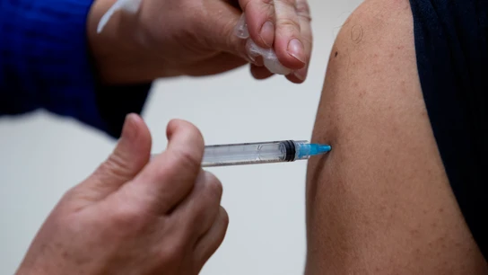Una persona se vacuna contra el coronavirus Una persona se vacuna contra el coronavirus