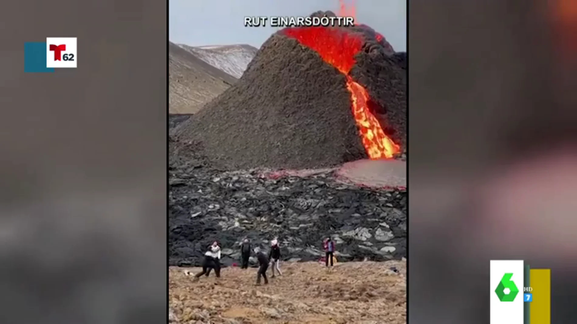 Las impactantes imágenes de un grupo de jóvenes jugando al voleibol frente a un volcán en erupción